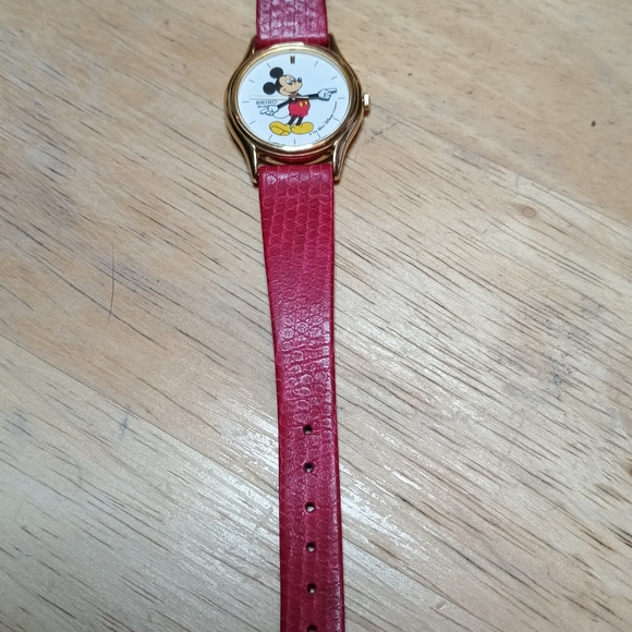 X RARE Seiko Ladies Mickey Mouse watch. 25mm Gold tone case 3 hand movement. - Picture 8 of 12
